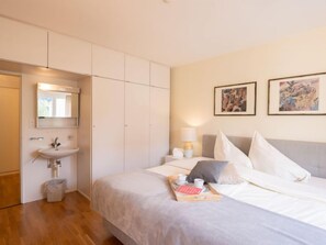 2 bedrooms, iron/ironing board, WiFi