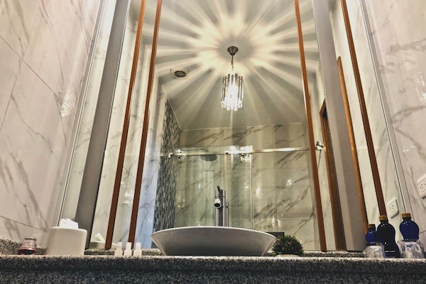 Deluxe Double Room, Balcony | Bathroom | Shower, rainfall showerhead, designer toiletries, hair dryer