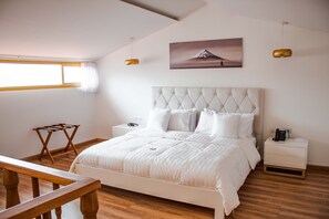 Deluxe Duplex, 1 King Bed, City View | Egyptian cotton sheets, premium bedding, down comforters - Adamas House Hotel (Quito)