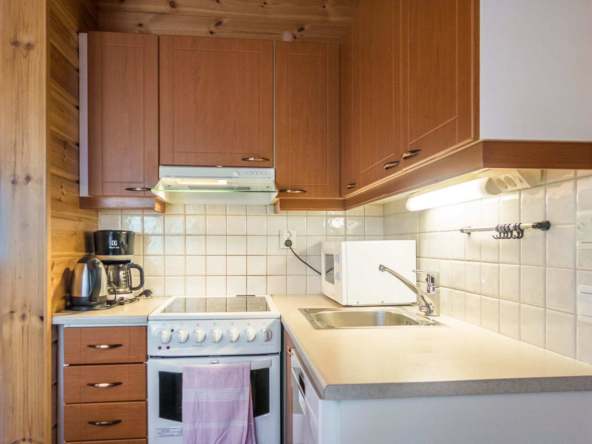 Jääkaappi, mikroaaltouuni, astianpesukone, syöttötuoli