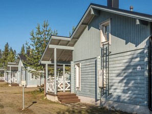 A row of cabins with wooden exteriors, a porch, and a chimney. - Klz 1. akaatti by Interhome (Sotkamo)