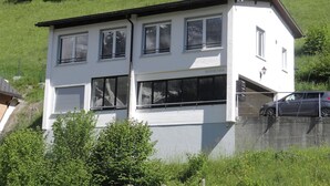 Un bâtiment à deux étages, doté de nombreuses fenêtres et d’un garage.