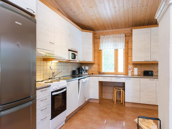 Jääkaappi, mikroaaltouuni, astianpesukone