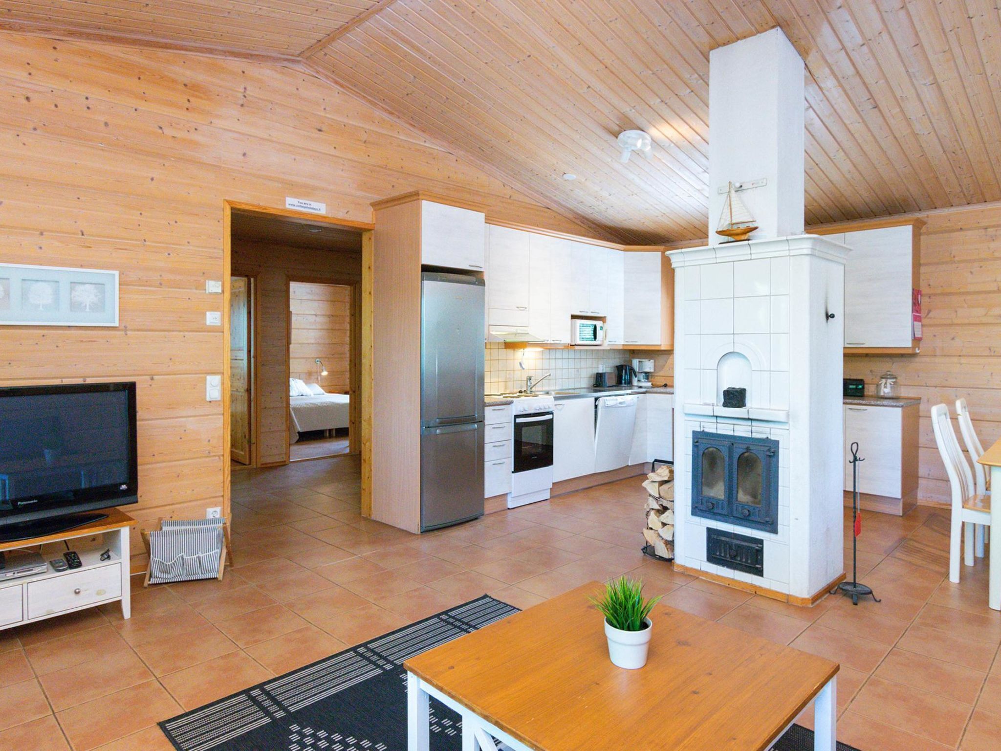 Een koelkast, een magnetron, een vaatwasser, kookgerei, borden en bestek