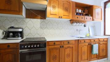 Fridge, microwave, oven, cookware/dishes/utensils