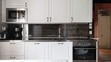 Refrigerador, microondas, lavavajillas y utensilios de cocina