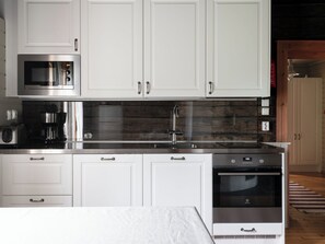 Fridge, microwave, dishwasher, cookware/dishes/utensils