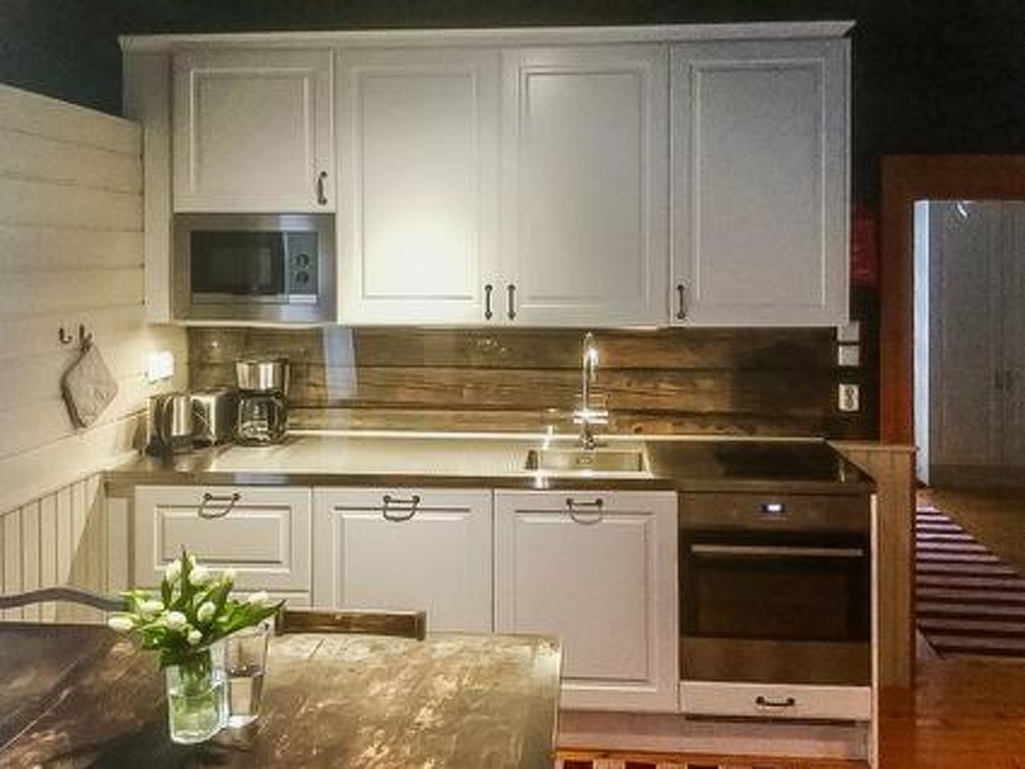 Jääkaappi, mikroaaltouuni, astianpesukone