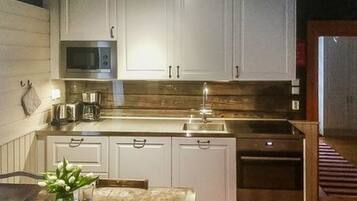 Kylskåp, mikrovågsugn, diskmaskin och grytor/köksredskap