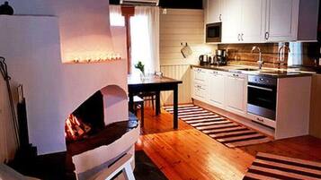 Kylskåp, mikrovågsugn, diskmaskin och grytor/köksredskap