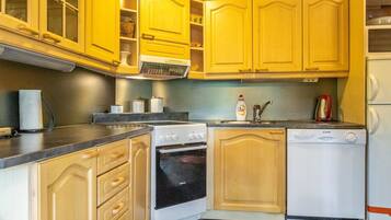 Fridge, microwave, dishwasher, cookware/dishes/utensils