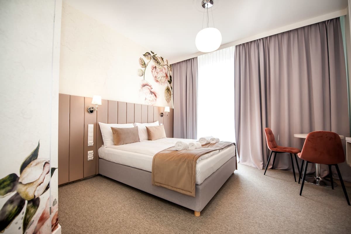 Economy Double Room | 1 bilik tidur, peti besi dalam bilik, dihias secara berasingan, meja