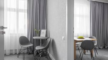 Căn hộ cơ bản | 1 phòng ngủ, két bảo mật tại phòng, trang trí khác biệt, bàn