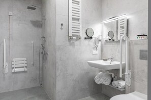 Basic Apartment | Bathroom | Shower, rainfall showerhead, free toiletries, hair dryer - Hotel Gdynia Boutique (Gdynia)