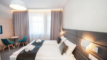 Quarto casal standard | Cofres nos quartos, individualmente decorados, escrivaninha