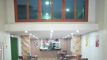 Se sirven desayunos, comidas y cocina china