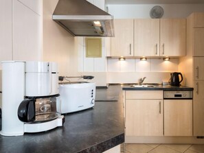 Kühlschrank, Mikrowelle, Geschirrspüler, Toaster