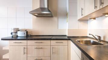 Kühlschrank, Mikrowelle, Geschirrspüler, Toaster