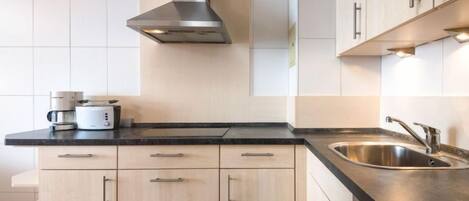 Kühlschrank, Mikrowelle, Geschirrspüler, Toaster