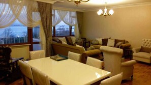 Family dining - Sea-view apartment in BakırKoy-Istanbul (Istanbul)