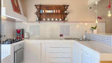 Kühlschrank, Ofen, Geschirrspüler, Kochgeschirr/Geschirr/Besteck