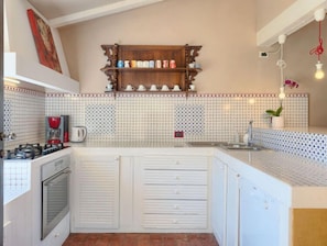 Geladeira, fogão, lava-louças, talheres/pratos/utensílios de cozinha