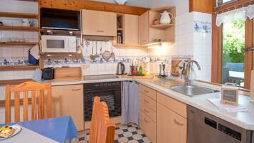 Kühlschrank, Mikrowelle, Ofen, Geschirrspüler