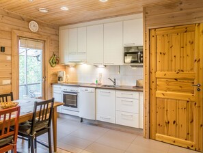 Fridge, microwave, dishwasher, cookware/dishes/utensils