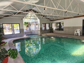 Inomhuspool och utomhuspool