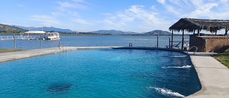 Una piscina techada, una piscina al aire libre