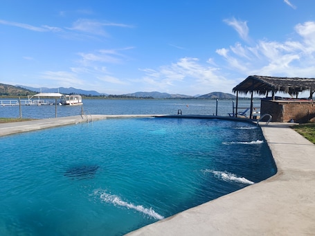 Indoor pool, outdoor pool. Hotel Jardín del Lago