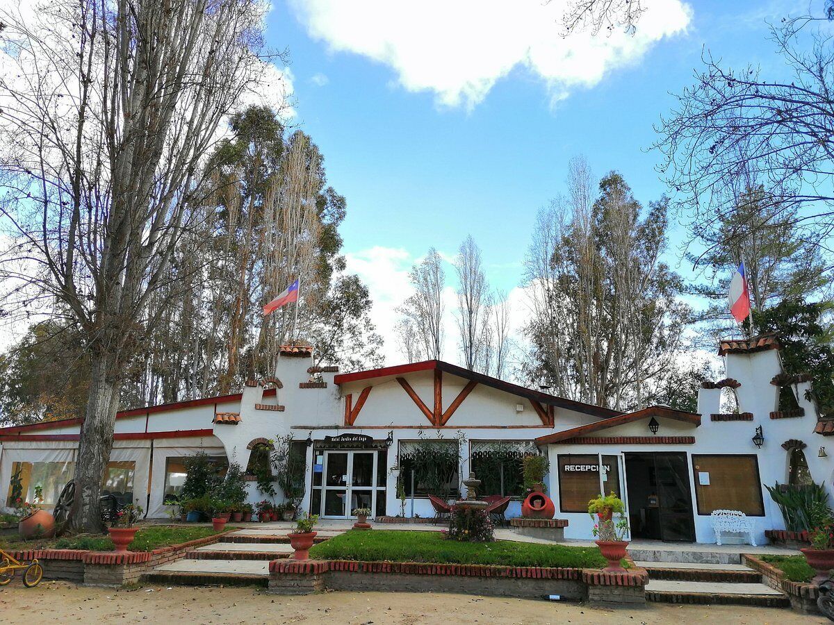 A building with a reception area, a sign indicating it is a hotel, and a flag.