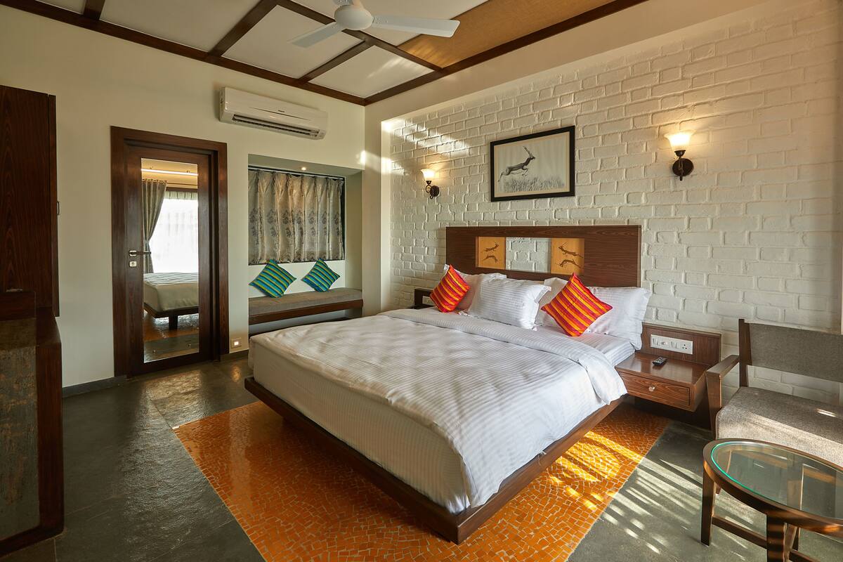 Deluxe Double Room, 1 King Bed, Non Smoking | Bed sheets