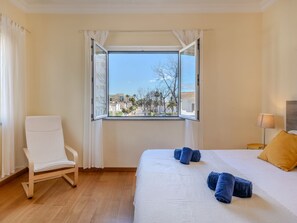 4 bedrooms, desk, internet