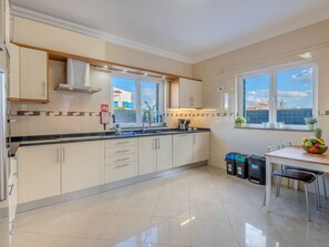 Een koelkast, een magnetron, een oven, een vaatwasser