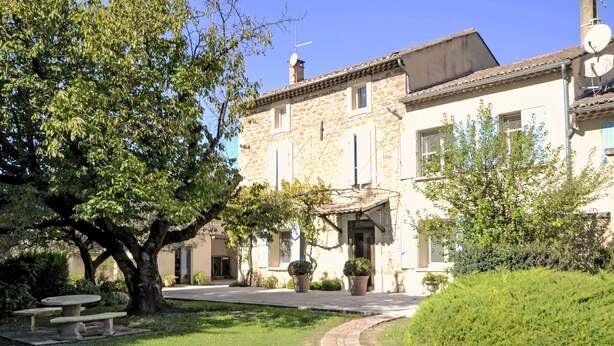 A stone building with a courtyard, a picnic table, and a well-maintained lawn. - de la Roque by Interhome (Carpentras)