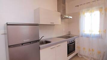 Kühlschrank, Ofen, Kochgeschirr/Geschirr/Besteck