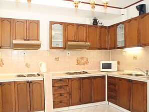 冷蔵庫、電子レンジ、調理器具と食器