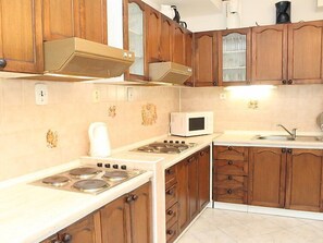 Refrigerador, microondas y utensilios de cocina 