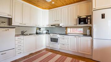 Kylskåp, mikrovågsugn, diskmaskin och grytor/köksredskap