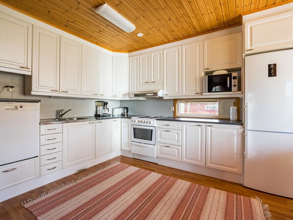 Kylskåp, mikrovågsugn, diskmaskin och grytor/köksredskap