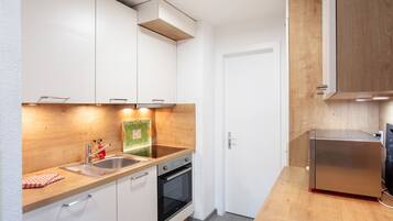 Réfrigérateur, four, lave-vaisselle, chaise haute