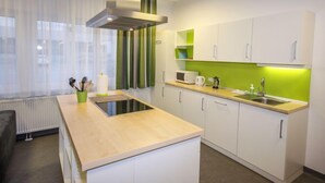 Kjøleskap, mikrobølgeovn, ovn og oppvaskmaskin