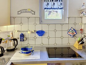 Frigorífico, microondas, horno y utensilios de cocina