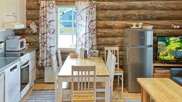 Fridge, microwave, dishwasher, cookware/dishes/utensils