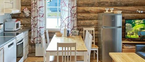 Een koelkast, een magnetron, een vaatwasser, kookgerei, borden en bestek