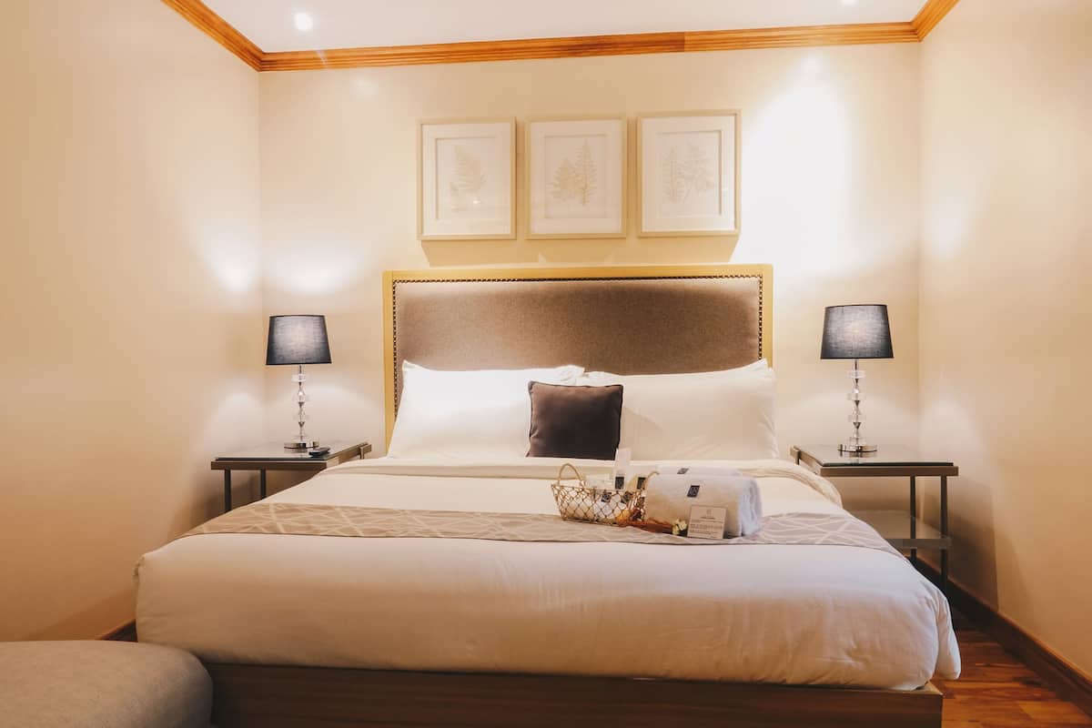 2 bedrooms, Egyptian cotton sheets, premium bedding, memory-foam beds