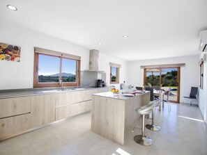 Kjøleskap, mikrobølgeovn, ovn og oppvaskmaskin