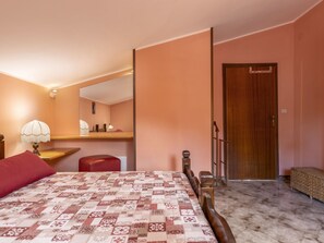 1 bedroom, iron/ironing board, free internet