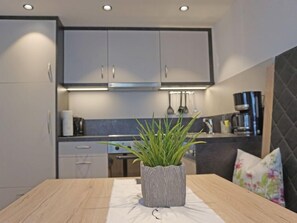 Kühlschrank, Ofen, Geschirrspüler, Hochstuhl